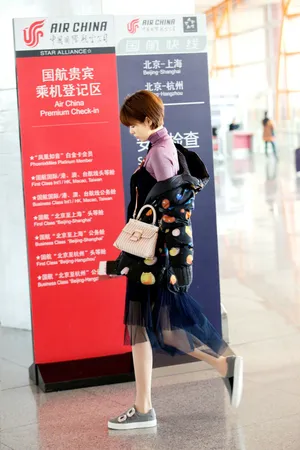 卢杉冬日机场时尚气质写真图片_5