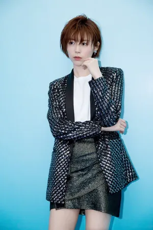 卢杉西装短裙霸气时尚写真图片