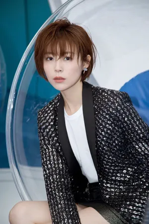 卢杉西装短裙霸气时尚写真图片