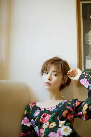 卢杉清新短发绣花长裙性感写真图片_3