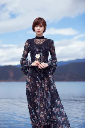 卢杉繁花裙短发清新写真图片_3