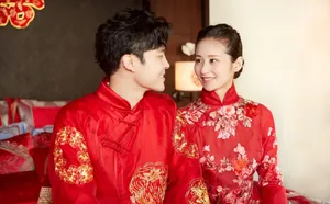 付辛博颖儿中式礼服甜美结婚照图片_2