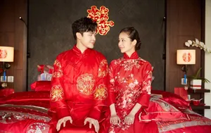 付辛博颖儿中式礼服甜美结婚照图片_3