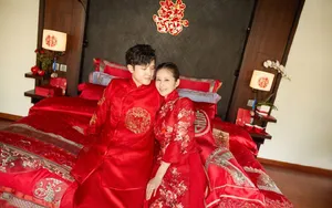 付辛博颖儿中式礼服甜美结婚照图片_4