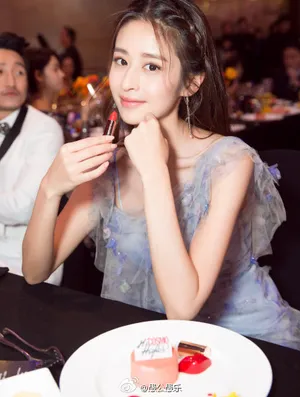 昔日排骨胸颖儿仙气长裙美出新高度
