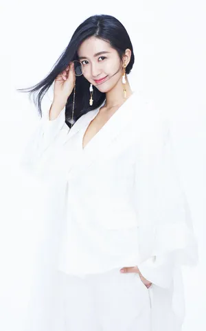 许龄月清新优雅白色套装写真图片_3