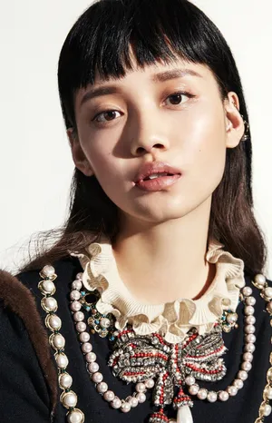 孙伊涵黑色系妩媚红唇写真大片_5