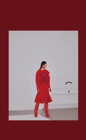 孙伊涵红色系个性养眼时尚写真大片_3