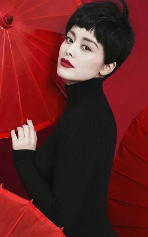 王力可短发造型烈焰红唇性感写真图片