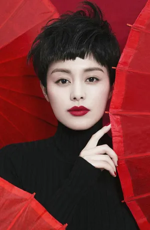 王力可短发造型烈焰红唇性感写真图片_3