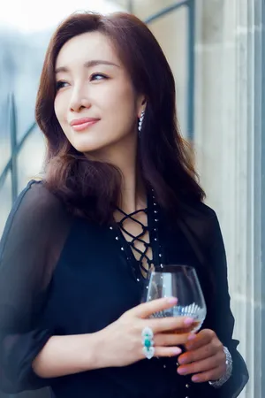 秦海璐黑色连衣裙妩媚惊艳图片_3