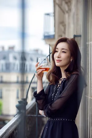 秦海璐黑色连衣裙妩媚惊艳图片_8