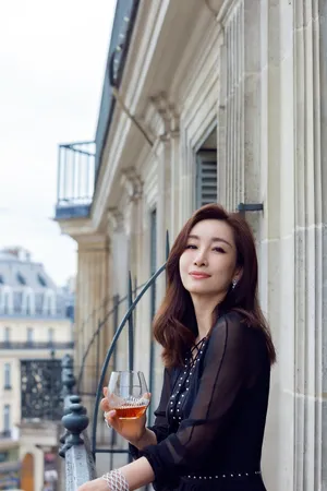 秦海璐黑色连衣裙妩媚惊艳图片_9