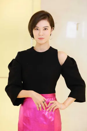 郁可唯包臀裙性感写真图片