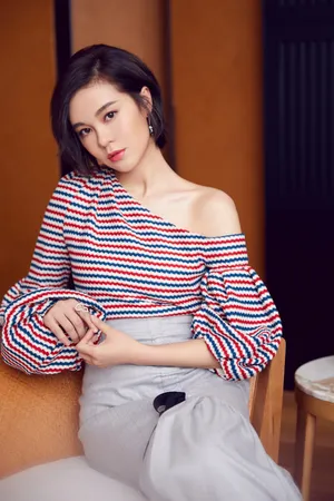 郁可唯露香肩高衩裙秀美腿性感写真图片_1