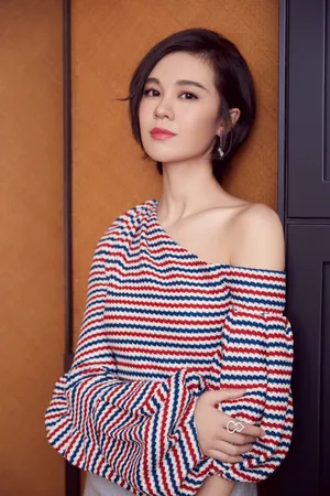 郁可唯露香肩高衩裙秀美腿性感写真图片_1
