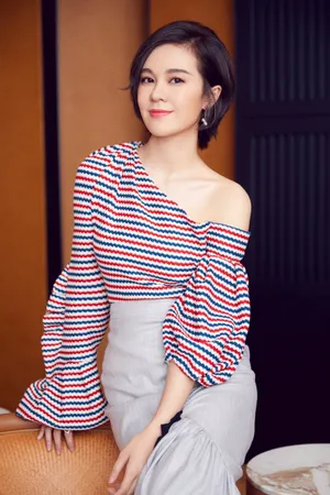 郁可唯露香肩高衩裙秀美腿性感写真图片_2