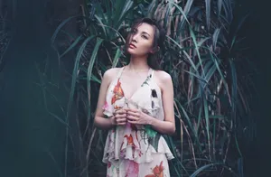 郑罗茜性感深v吊带裙写真图片_2