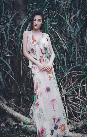 郑罗茜性感深v吊带裙写真图片_3