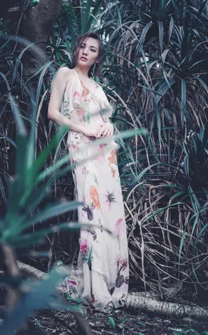 郑罗茜性感深v吊带裙写真图片_4