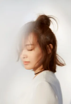郑罗茜白色系干练简约写真图片_5