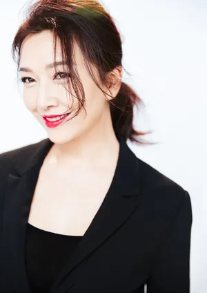 江珊柔美干练优雅气质写真图片