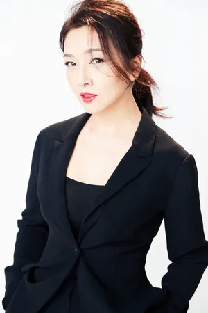 江珊柔美干练优雅气质写真图片_3