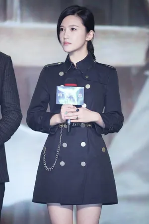 杨子姗风衣裙干练得体活动写真图片