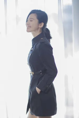 杨子姗风衣裙干练得体活动写真图片_2