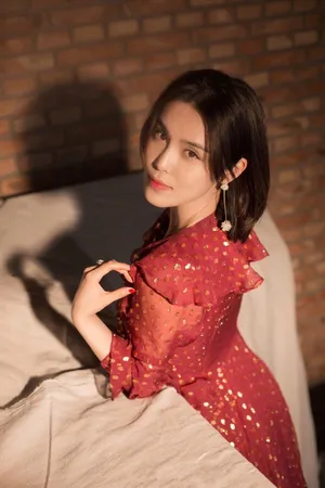 韩丹彤红裙墨瞳梦幻光影性感写真图片