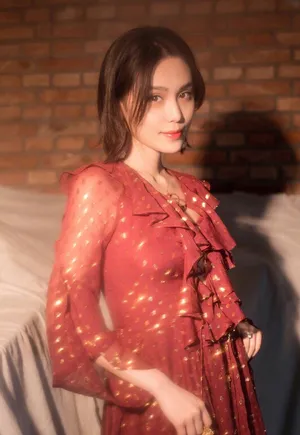 韩丹彤红裙墨瞳梦幻光影性感写真图片_3
