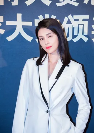 韩丹彤白色西服性感帅气活动照图片_2