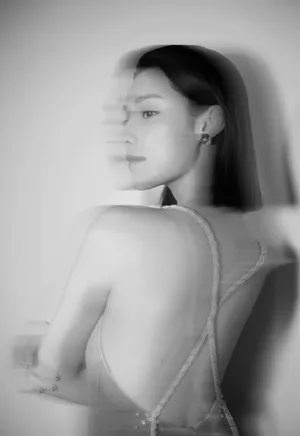 韩丹彤黑白写真图片_1