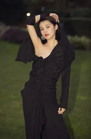 韩丹彤冷艳性感巴黎时装周图片