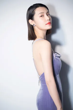 韩丹彤紫色丝绒吊带裙露美背艳丽写真图片_3