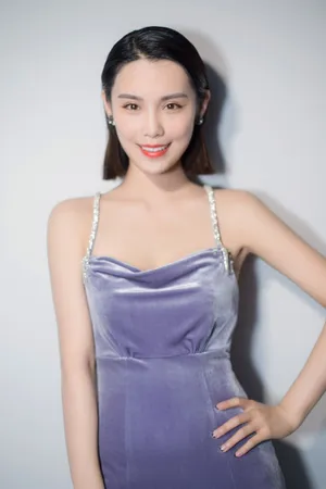 韩丹彤紫色丝绒吊带裙露美背艳丽写真图片_4