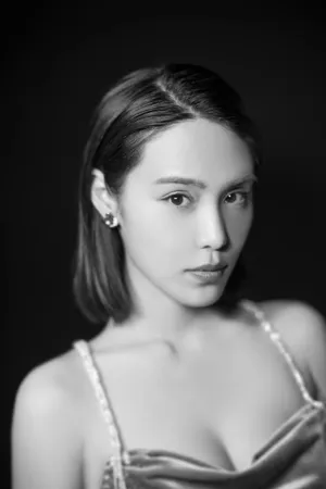 韩丹彤紫色丝绒吊带裙露美背艳丽写真图片_5