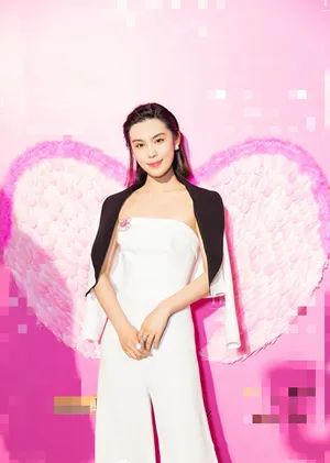 韩丹彤抹胸紧身裙迷人写真_3