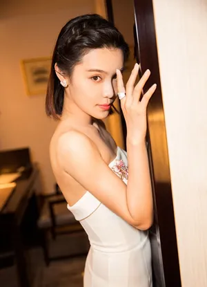 韩丹彤抹胸紧身裙迷人写真_7