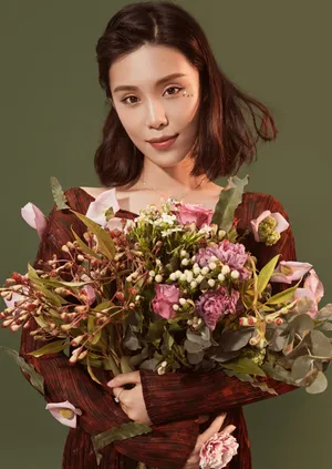 韩丹彤最新杂志写真图片：淡雅淑女