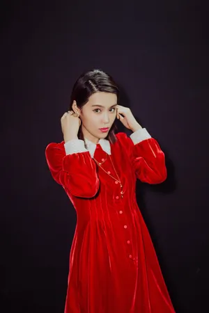 韩丹彤演绎红裙魅力写真图片