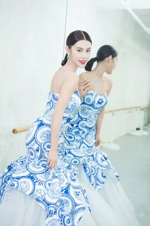 韩丹彤时装秀气质礼服写真图_2
