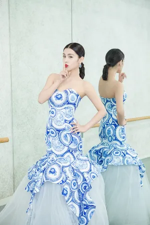 韩丹彤时装秀气质礼服写真图_3