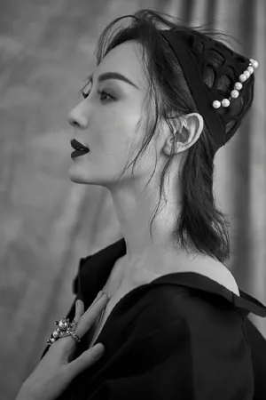 陈数美艳气质性感黑白写真图片