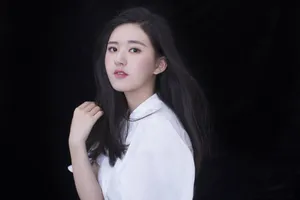 赵露思清新自然白衬衫写真图片