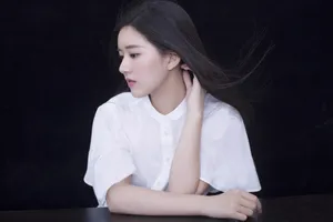 赵露思清新自然白衬衫写真图片_2