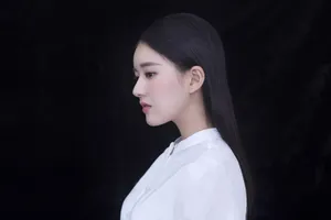 赵露思清新自然白衬衫写真图片_4