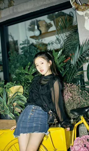 赵露思清新文艺咖啡馆写真图片_3