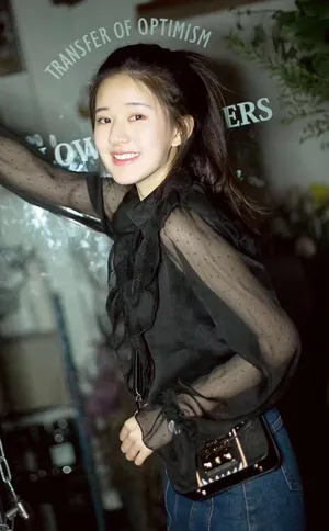 赵露思清新文艺咖啡馆写真图片_8
