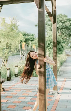 赵露思长发飘逸清新户外写真图片_2